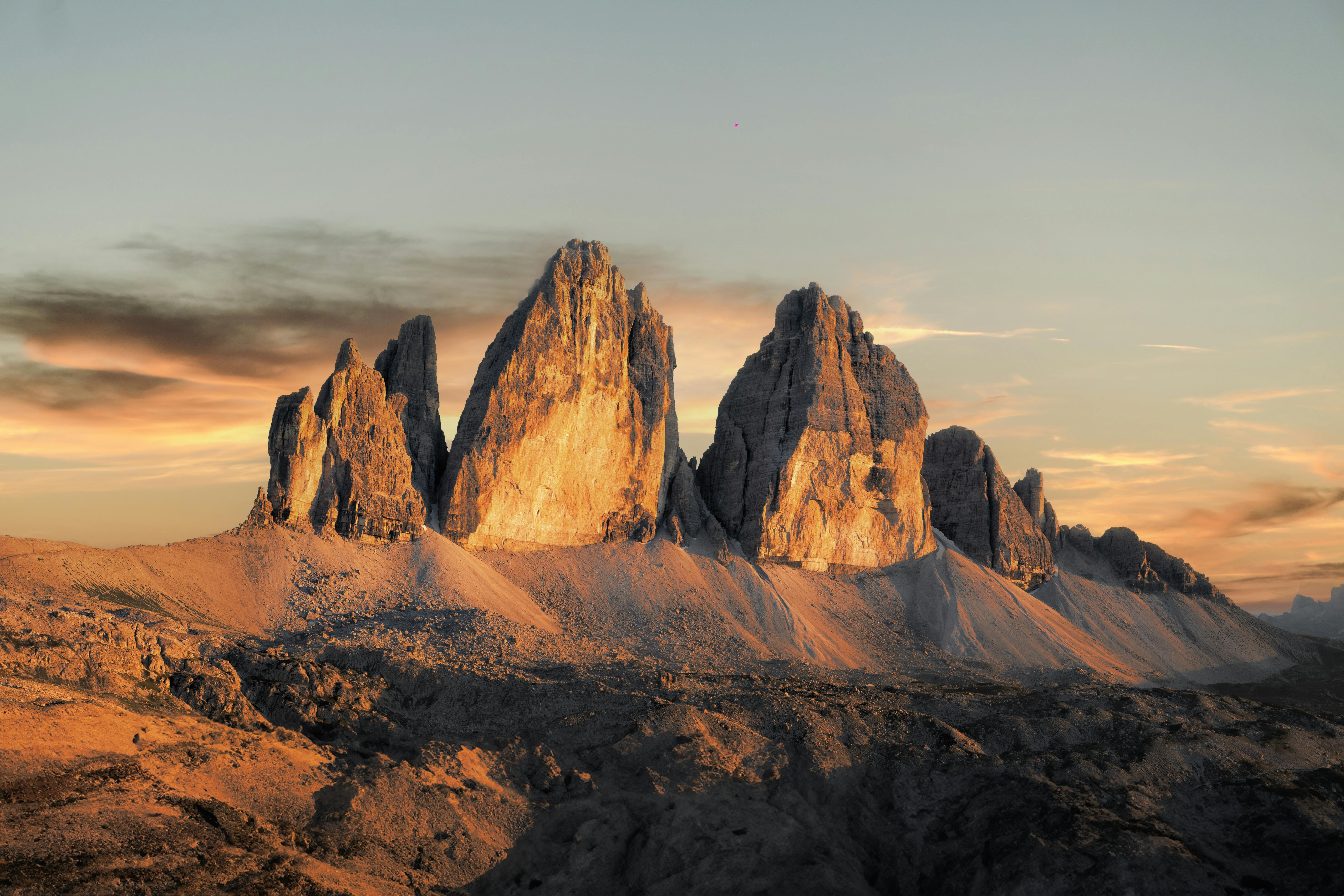 Tre Cime di Lavaredo ob sončnem zahodu z zlatimi odtenki na skalah,