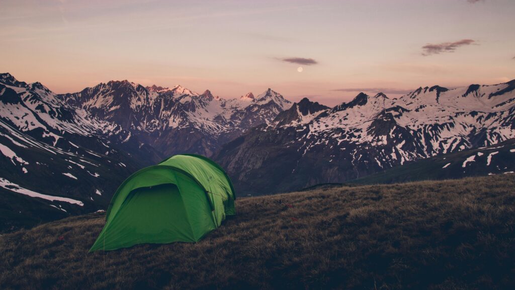 Dolomiti kampiranje: Kampiranje v Dolomitih šotor pogled na gore Italija 2026 camping