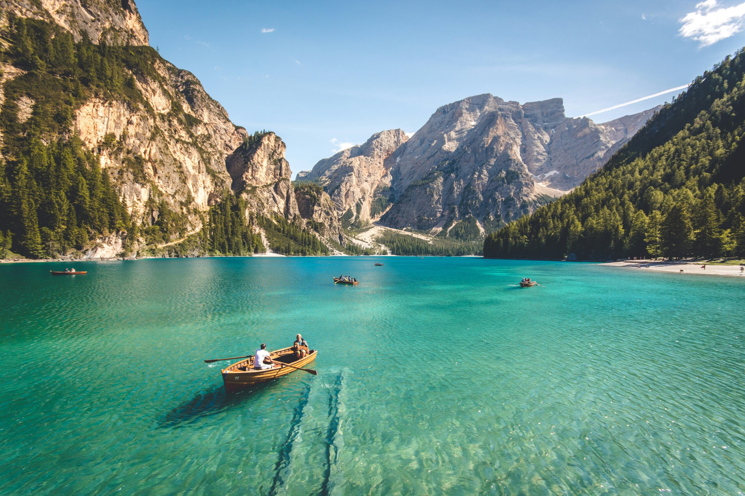 Dolomiti potovanje - Lago di Braies ob sončnem vzhodu prazno jezero odsev gora Dolomiti romantičen izlet par