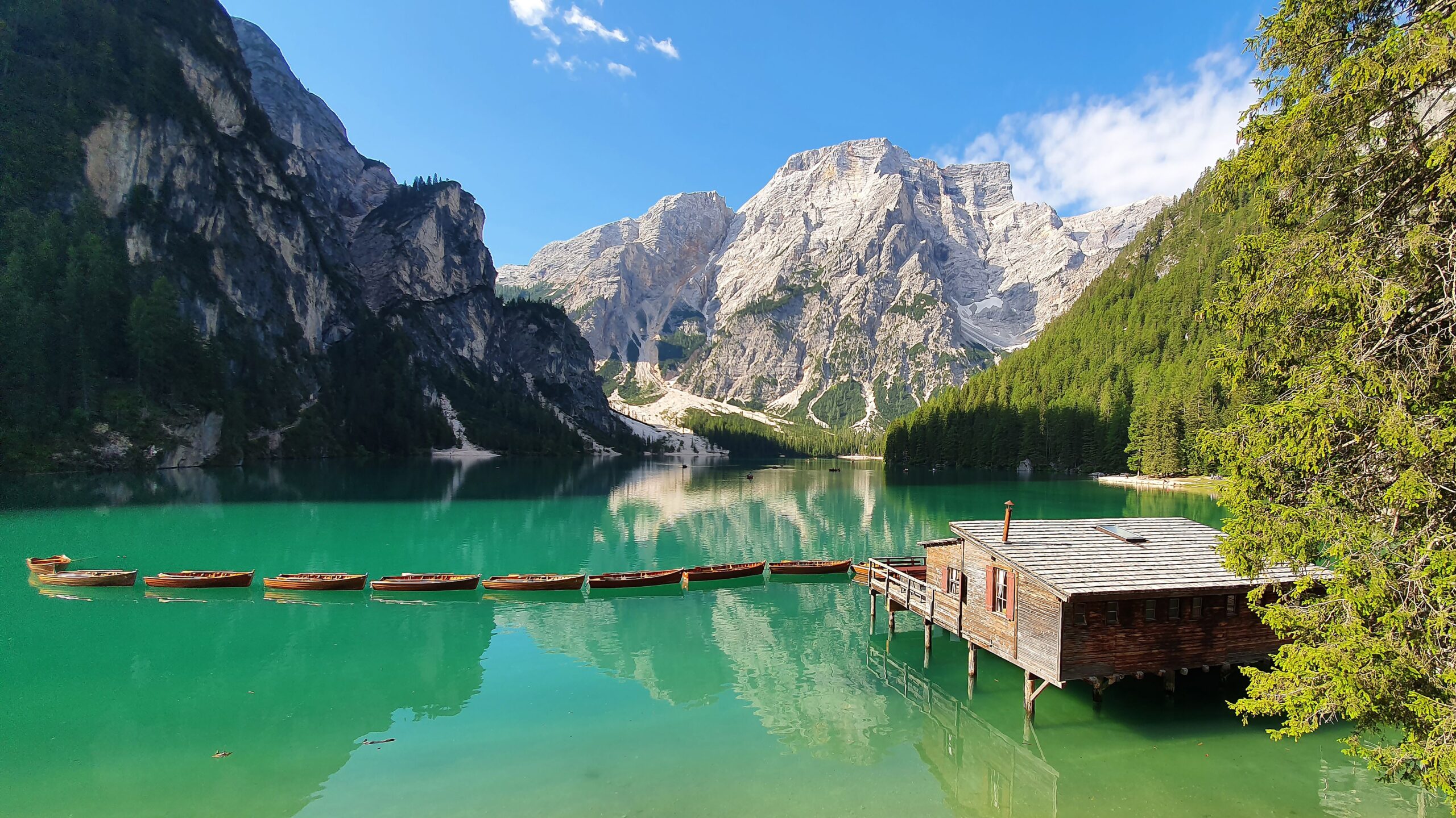 Lago di Braies ob zatonu sonca