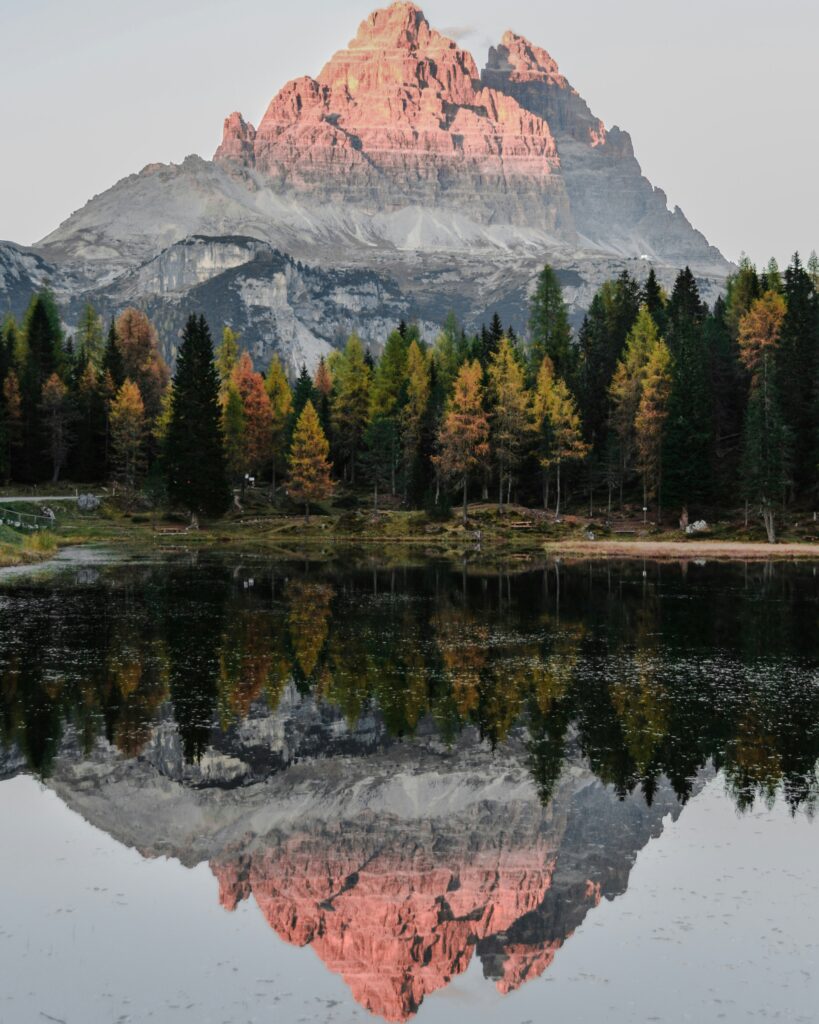 Dolomiti izlet - Tre Cime di Lavaredo odsev v jezeru Misurina ob sončnem vzhodu enodnevni izlet Slovenija