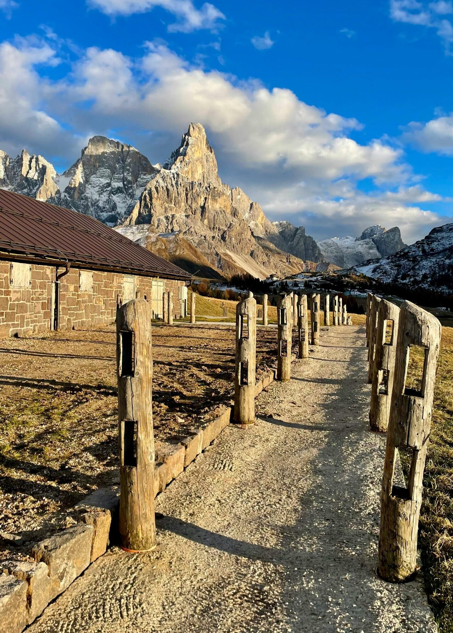 Baita Segantini ob sončnem zahodu z odsevajem Pale di San Martino v jezeru
