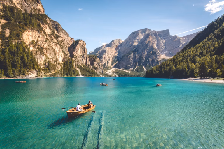 Lahke poti v Dolomitih – Lago di Braies turkizno jezero krožna pot