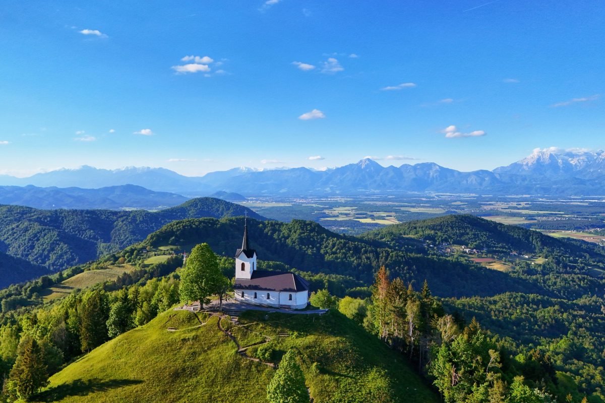 Panoramski razgled s Svetega Jakoba nad Medvodami na Ljubljansko kotlino, Šmarno goro in Kamniško-Savinjske Alpe