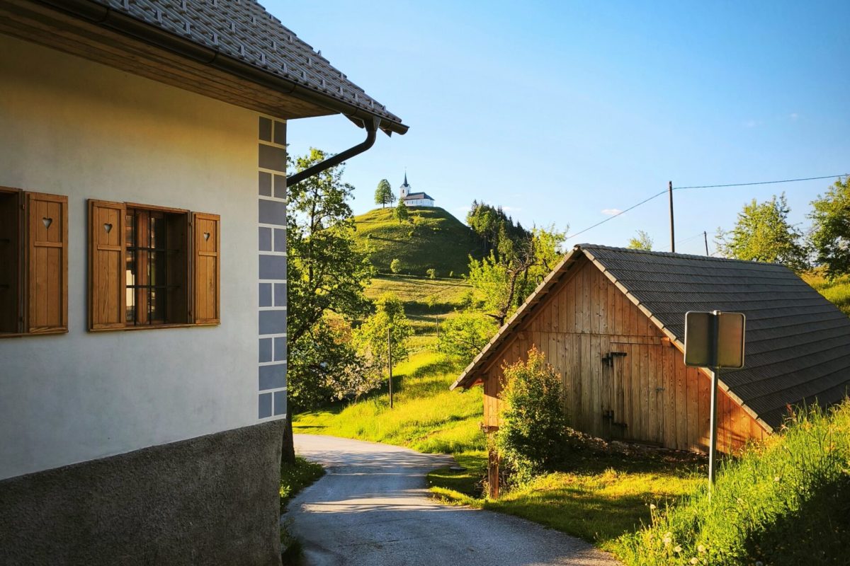 Slikovita podeželska pot skozi vasice nad Medvodami proti Svetemu Jakobu z razgledi na Polhograjsko hribovje